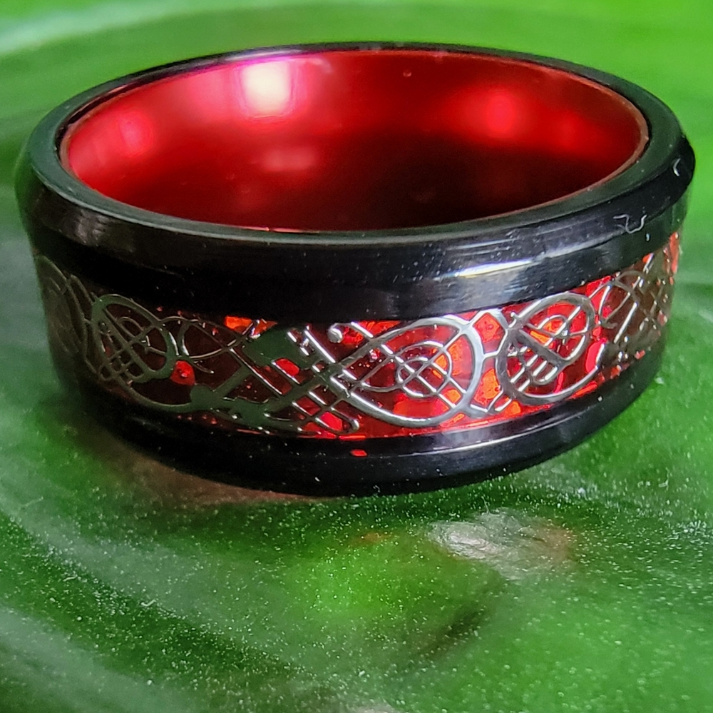 Stainless Steel Bk/Red dragon pattern ring/band Size 7. NWT*